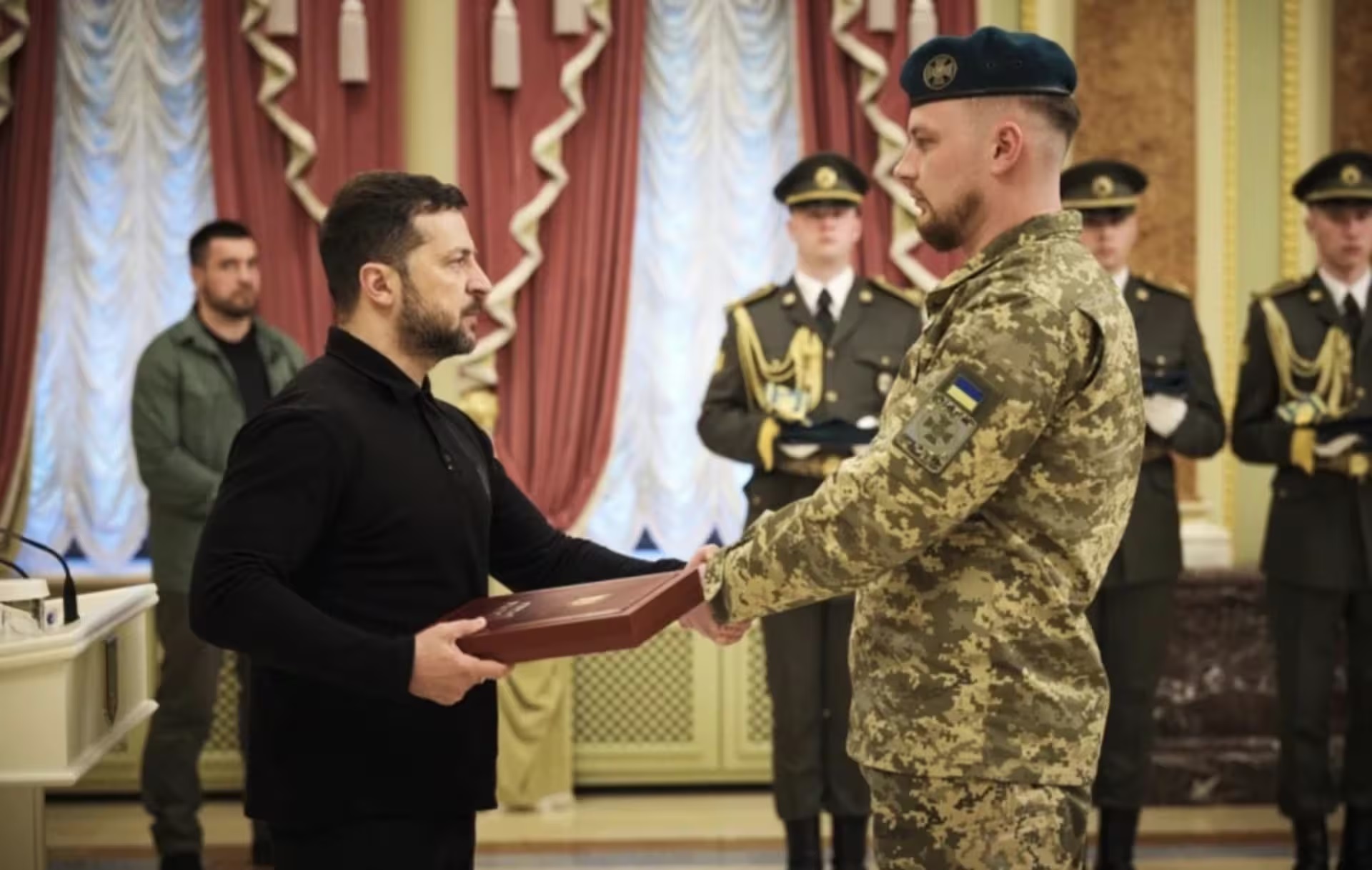 Звання "Герой України" присвоїли прикордонникові, який на війні втратив руку та ногу (фото)