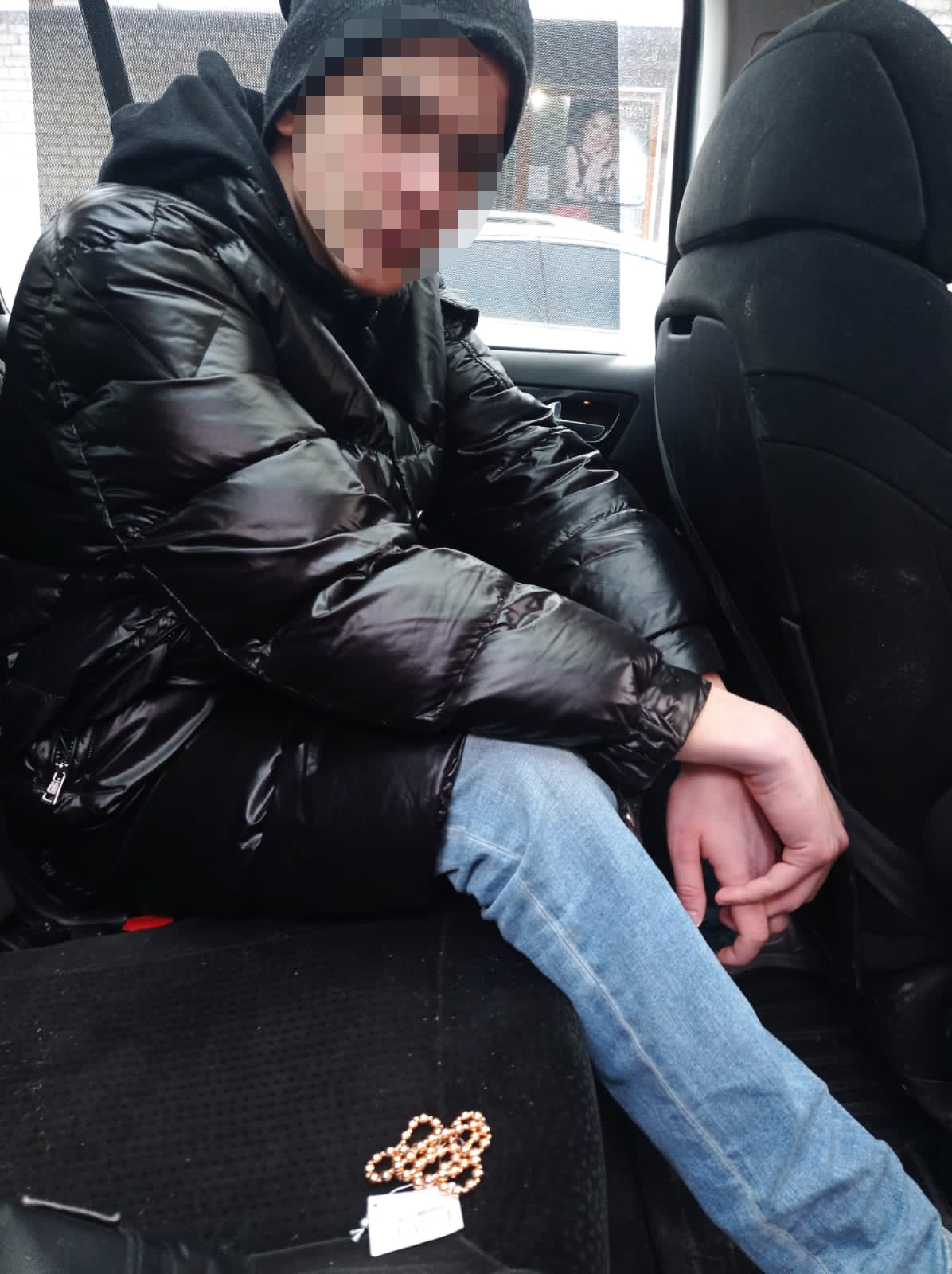 У Львові перехожі впіймали 19-річного злодія, який пограбував ювелірну крамницю