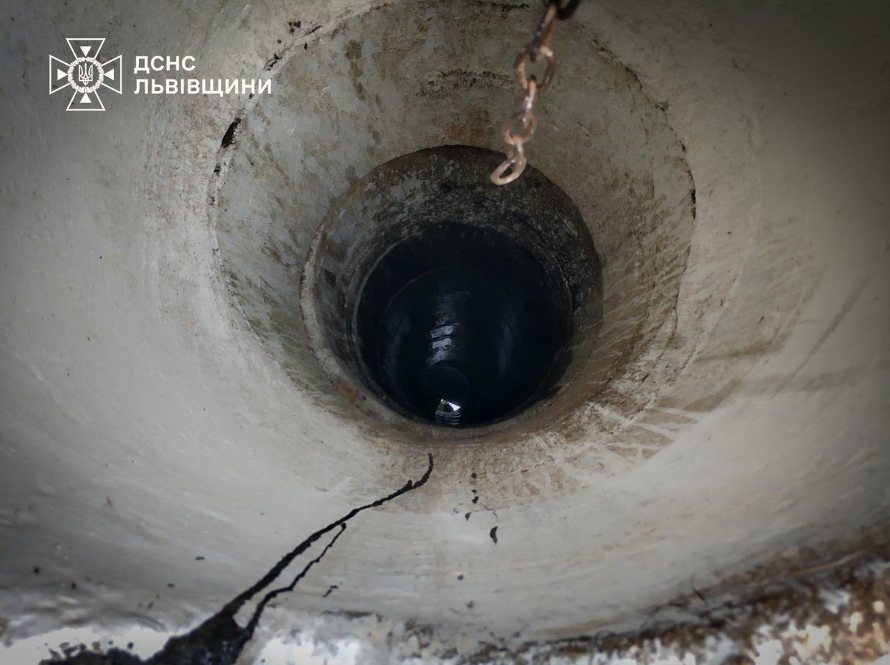 На Самбірщині 74-річна жінка впала у 12-метровий колодязь