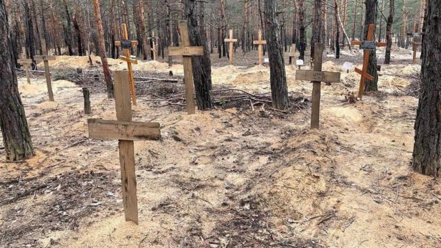 У місці масового поховання в Ізюмі ексгумували тіла 146 загиблих, серед них - діти
