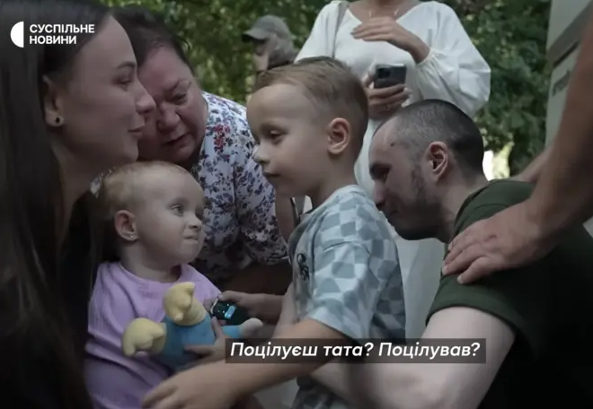 Захисника, який повернувся з полону, зустріла донька, про народження якої він не знав
