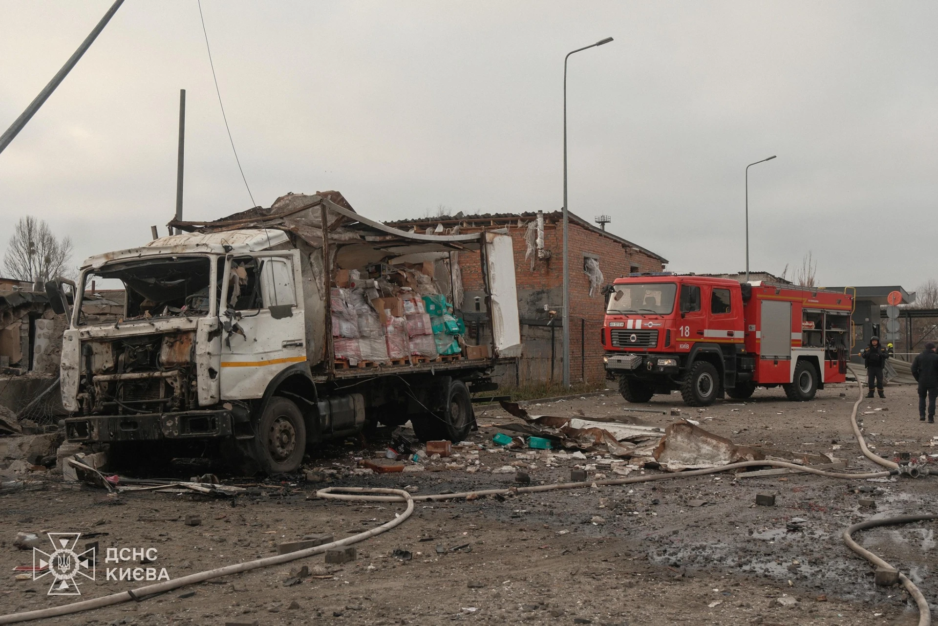 У Києві зросла кількість жертв російської атаки: шестеро загиблих, триває розбір завалів