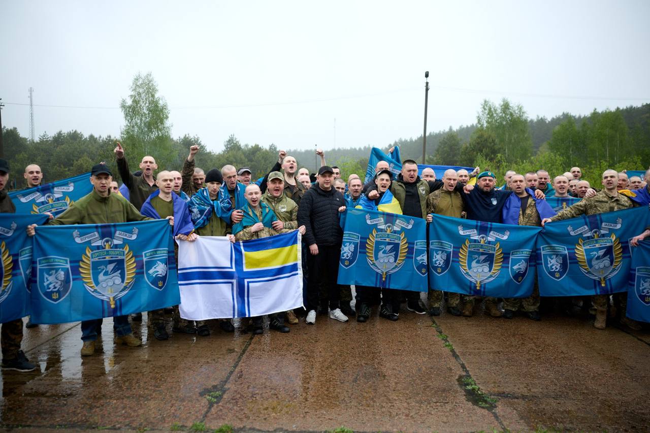 Чотири роки у полоні: Україна повернула 205 військових у межах обміну “1000 на 1000” (Перші фото)