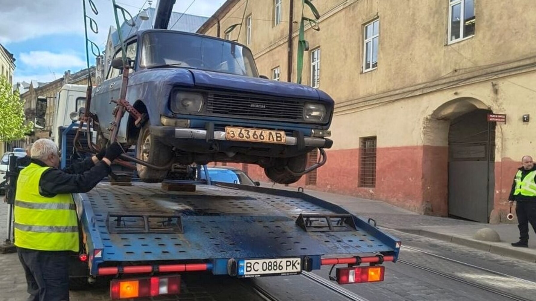 Очищення вулиць: зі Львова на арештмайданчик вивезли ще 6 занедбаних авто (фото)