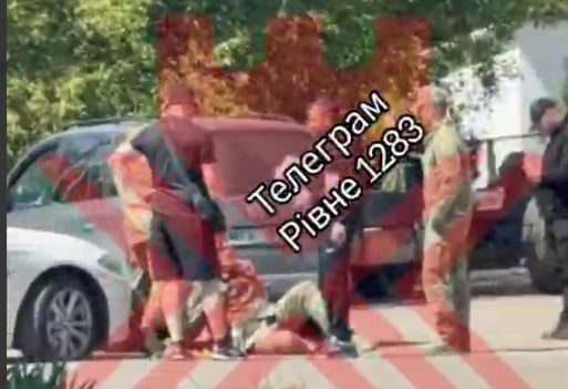 У Рівному автомобіль наїхав на працівника ТЦК: Що відомо (ВІДЕО)