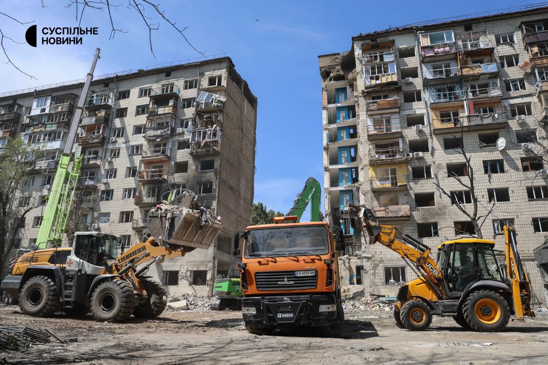 У Києві завершили рятувальну операцію на місці ракетного удару: з-під завалів дістали тіла 23 загиблих