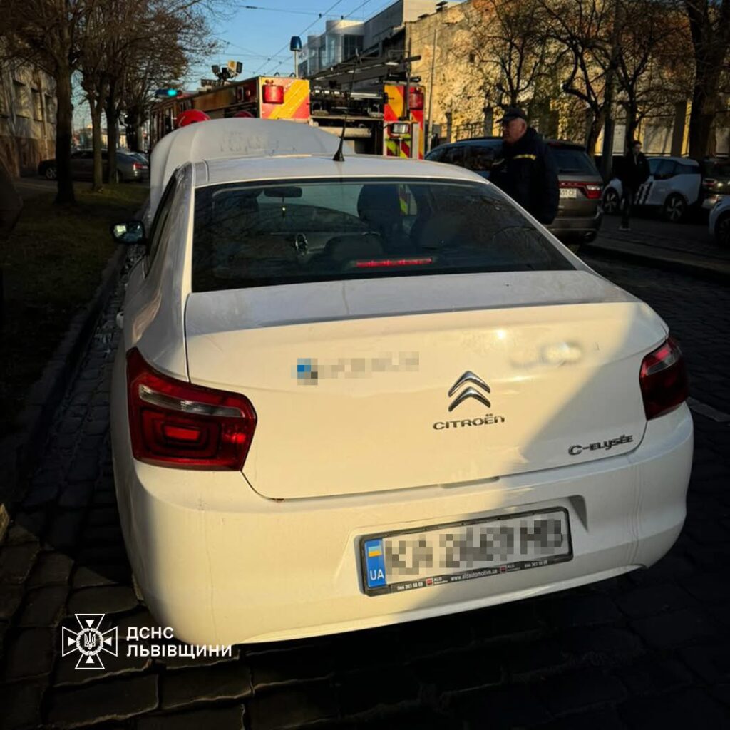 У Львові посеред вулиці загорівся автомобіль