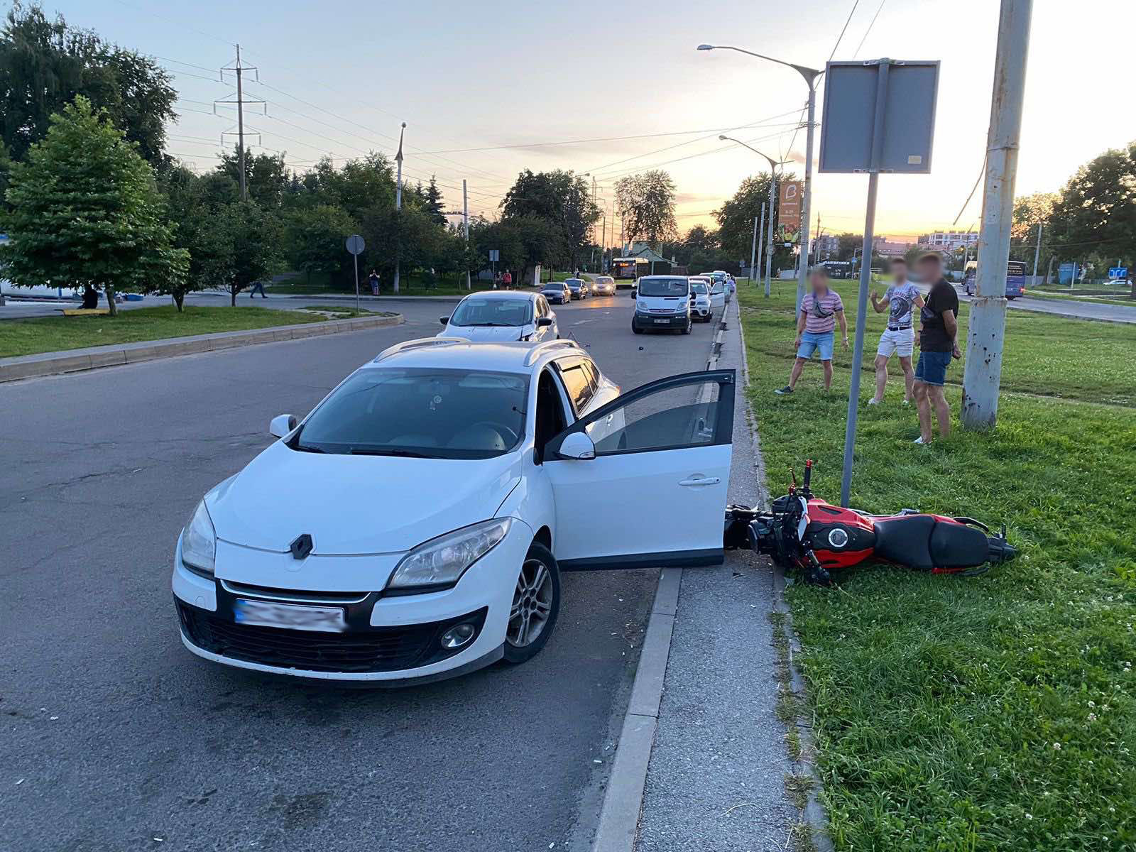 У Львові зіткнулися мотоцикл і авто, у Стрию автівка збила літню велосипедистку