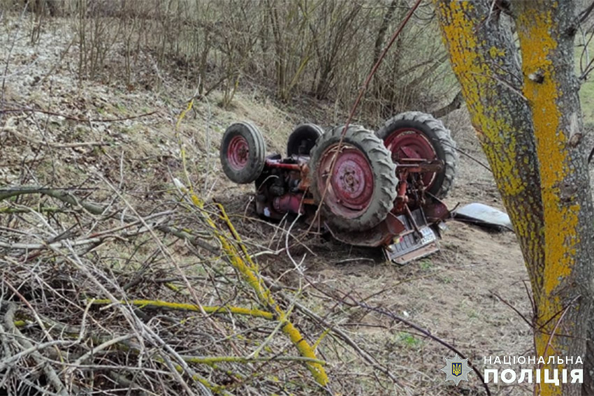 На Волині на чоловіків перекинувся трактор: Що відомо