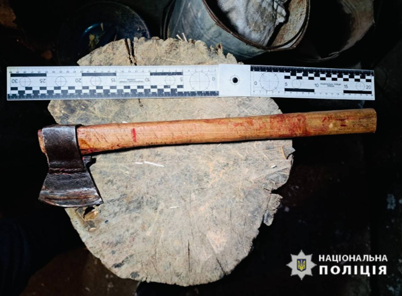 На Прикарпатті чоловік зарубав сусідку: поліція показала фото з місця злочину