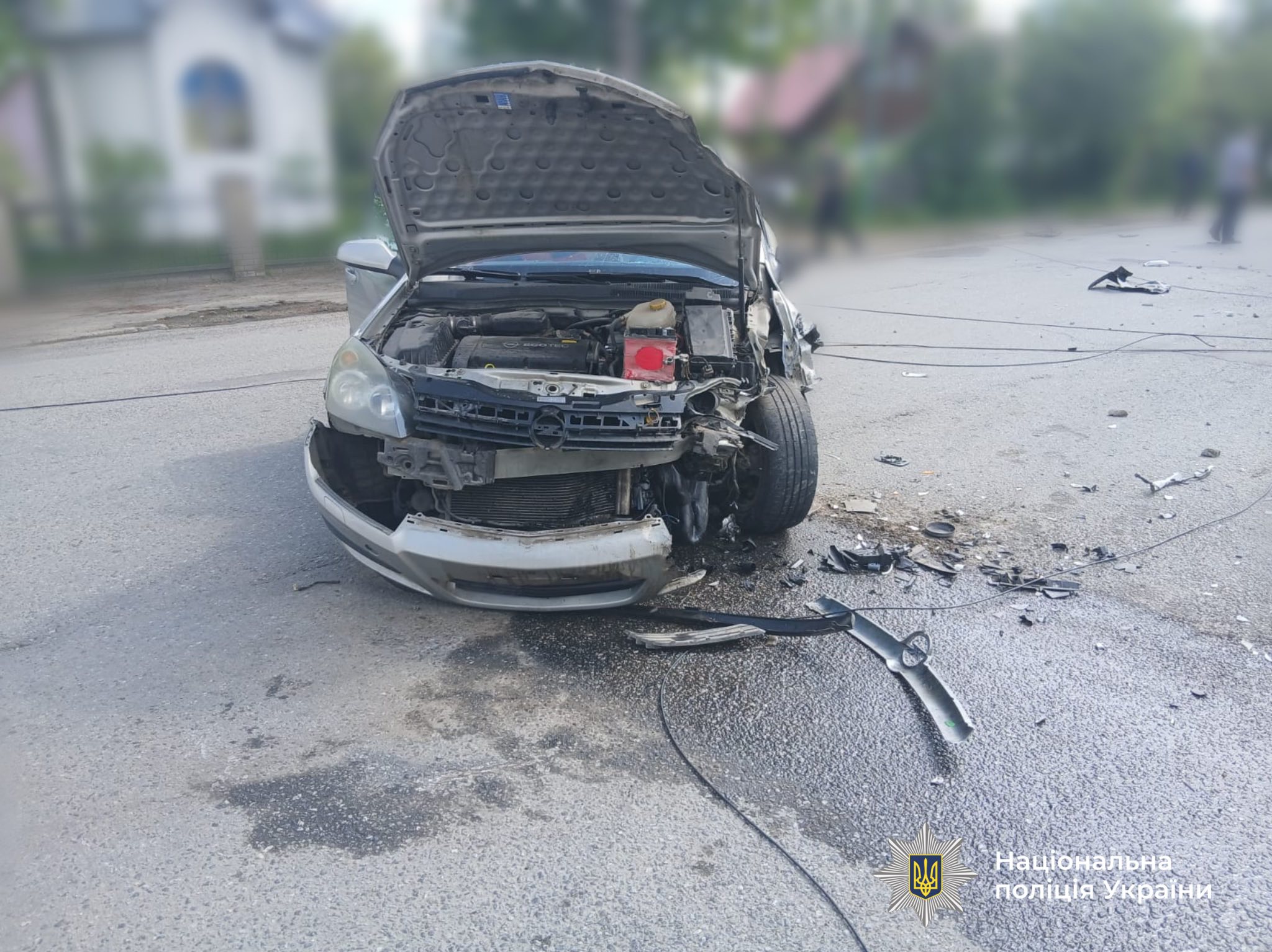 На Прикарпатті авто протаранило інший автомобіль і знесло електричний стовп (фото)