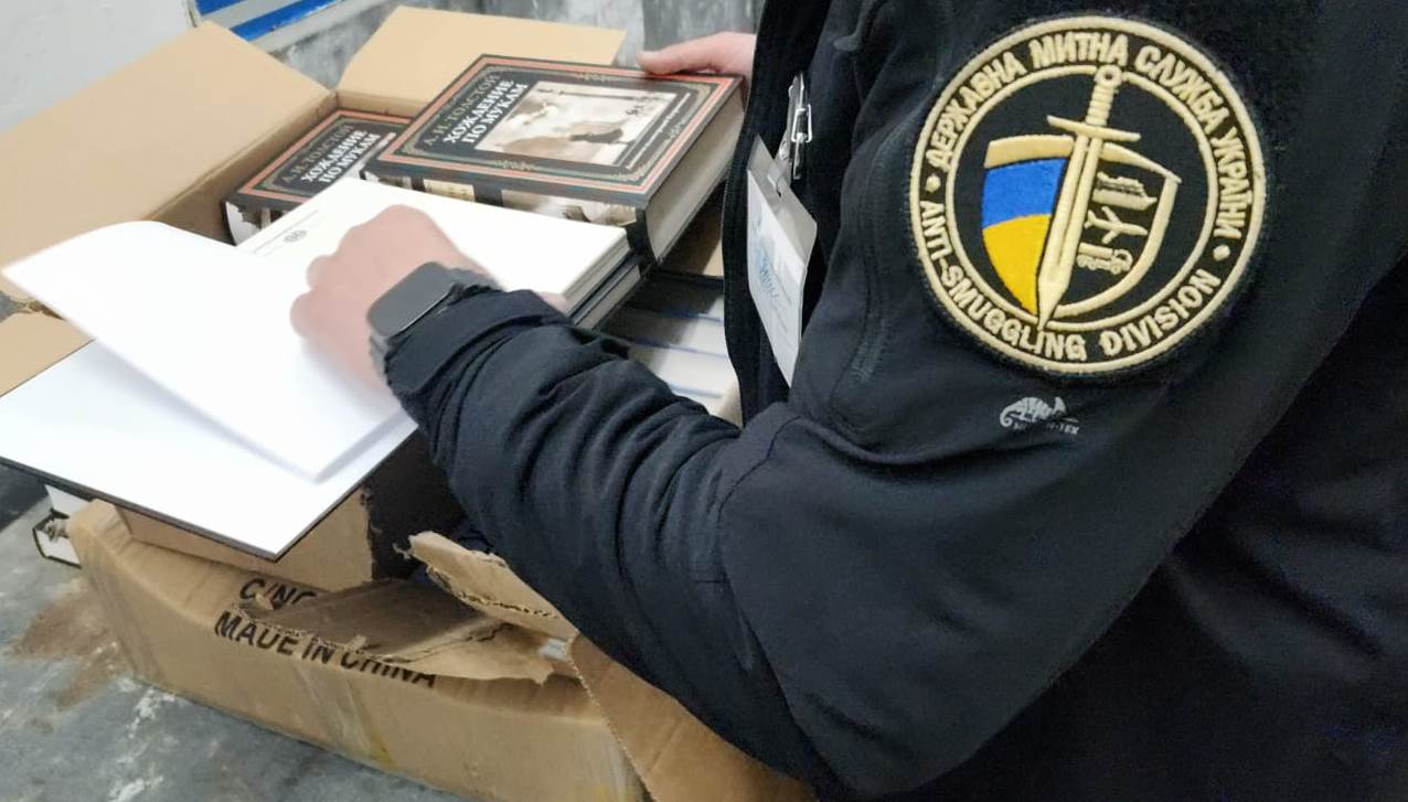 Російські книги в Україні: мешканця Львівщини спіймали на спробі перевезти через кордон російську літературу