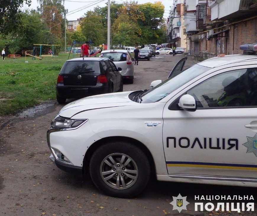 На Львівщині чоловік посеред дня зарізав двох людей: померла жінка, чоловік - у реанімації