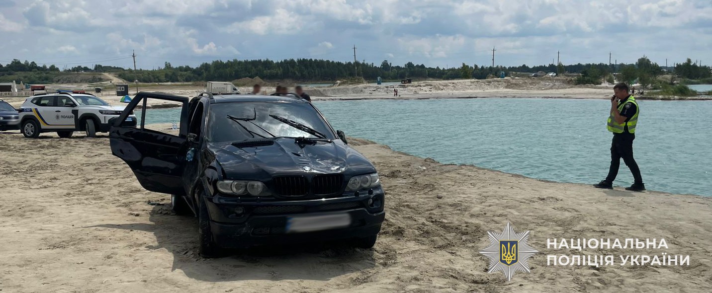 BMW X5 з людьми впало у Ясниський карʼєр на Львівщині: зʼявилися нові деталі (фото)