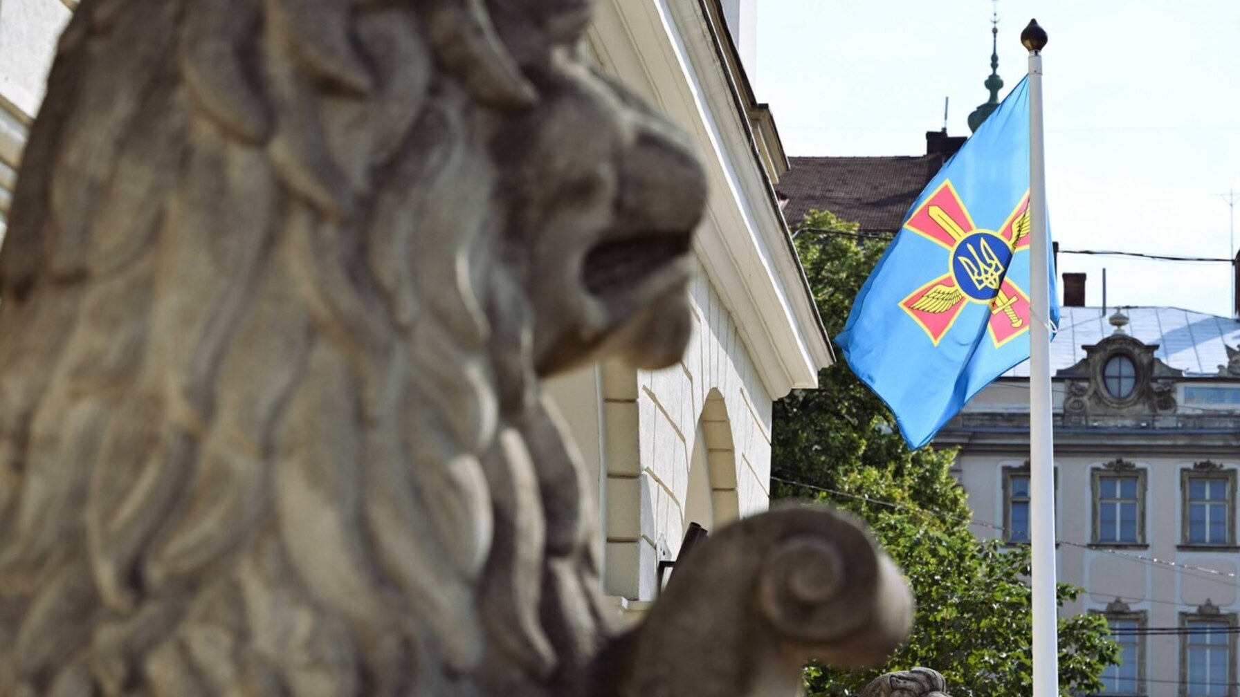 У Львові біля Ратуші замайорів знаменитий прапор: яка причина
