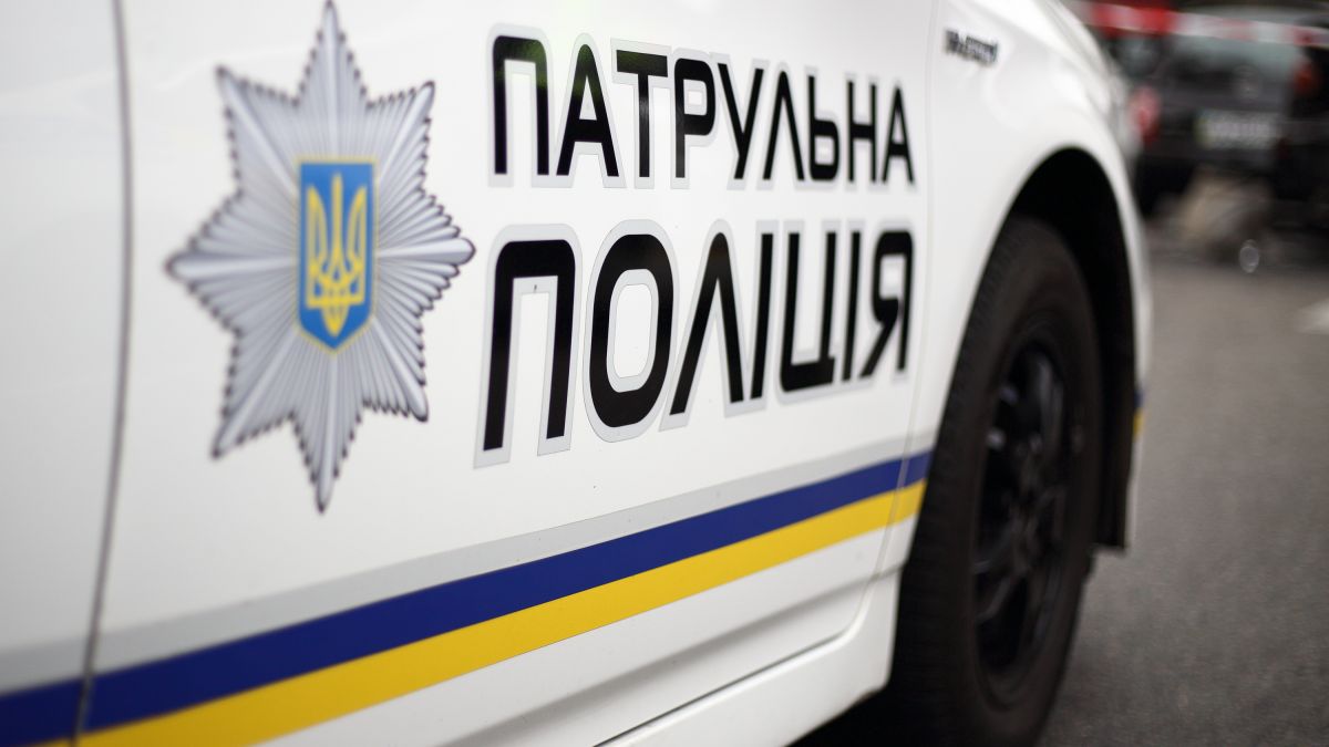 Діти гралися з немовлям та травмували: на Львівщині патрульні допомогли матері швидко дістатися до лікарні (відео)