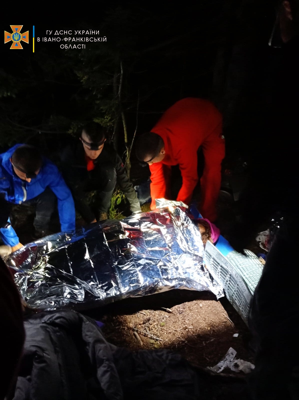 Одній туристці ампутували руку. Стан потерпілих і причина вибуху у Карпатах
