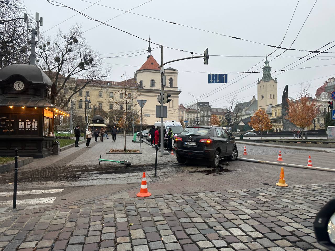У центрі Львова ДТП: водій зніс стовп