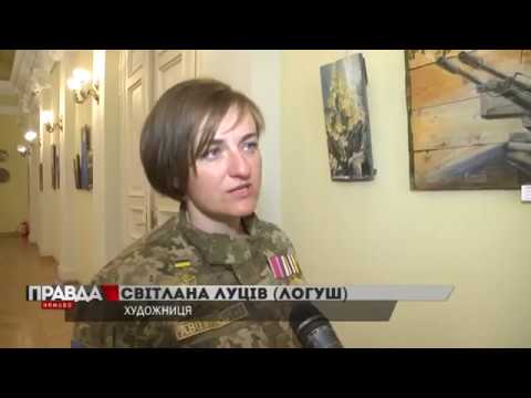 Жінка малює картини на дошках ящиків з-під боєприпасів