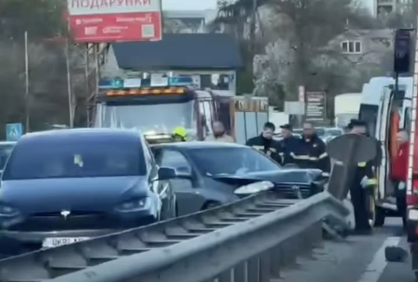 Поблизу Львова сталася потужна автотроща: відео