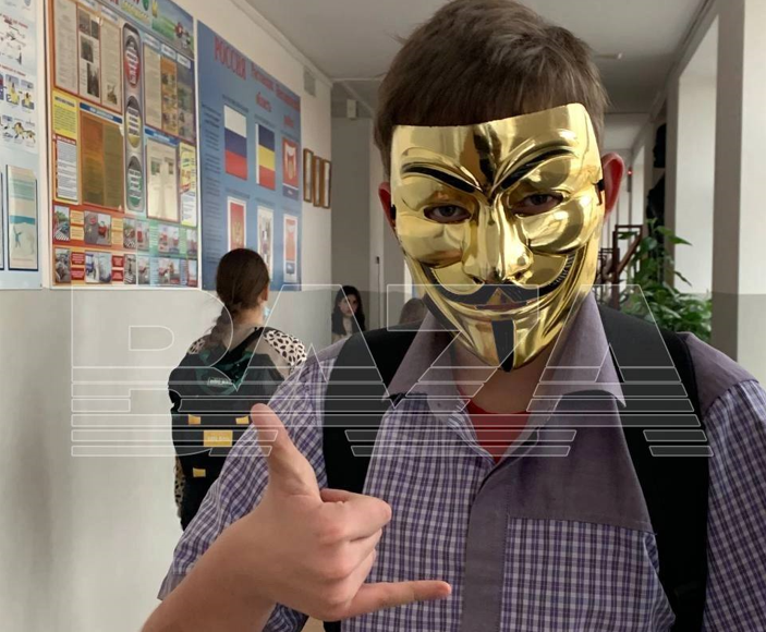 У Росії підліток напав із ножем на людей у школі. Його батько воював в Україні