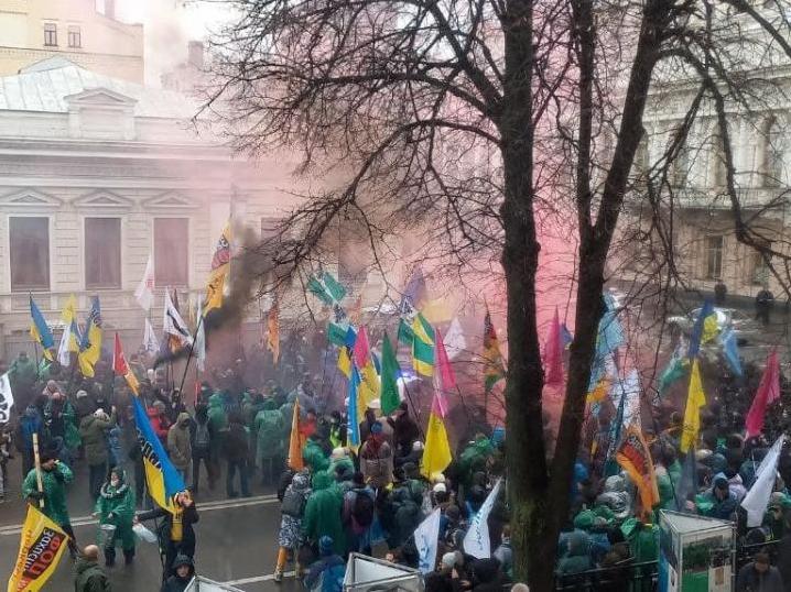 Димові шашки, затримані та "швидка". Біля Ради протестують ФОПи