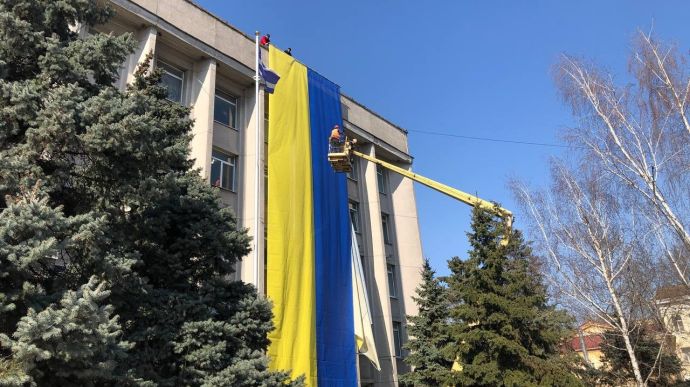 У Херсоні на міськраду повернули синьо-жовтий прапор