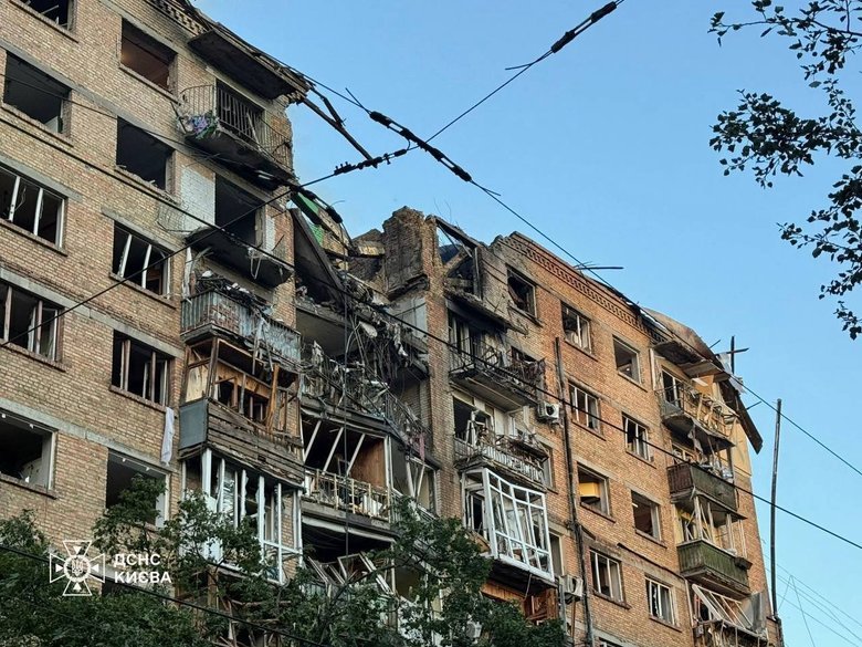 У Києві посеред вулиці лежить ракета: з'явилося відео