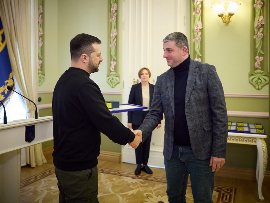 Президент України нагородив волонтерів відзнаками «Золоте серце»