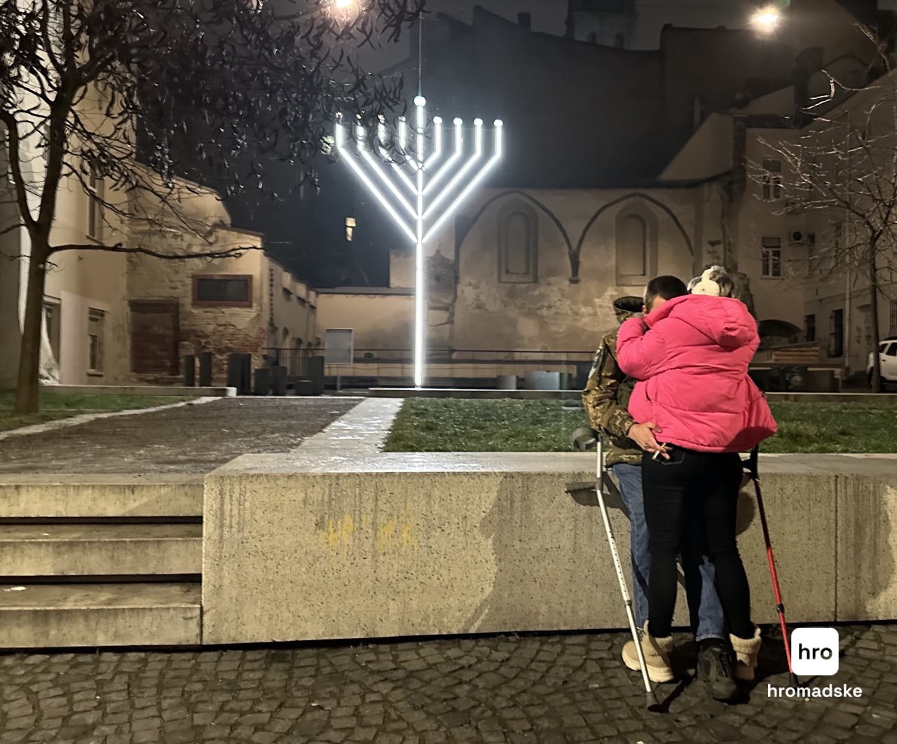 У Львові чоловік погасив Ханукальну менору на місці руїн синагоги