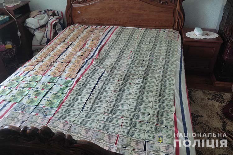 "Заробляли" до 150 тисяч доларів щомісяця: в ТЦК викрито масштабну корупційну схему