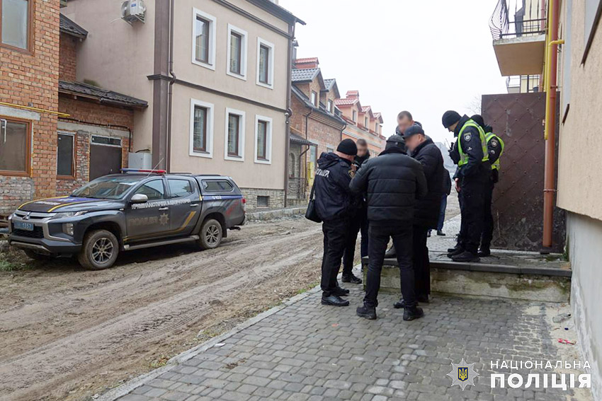 У квартирі на Хмельниччині виявили тіла трьох мертвих чоловіків: у поліції повідомили деталі (фото)