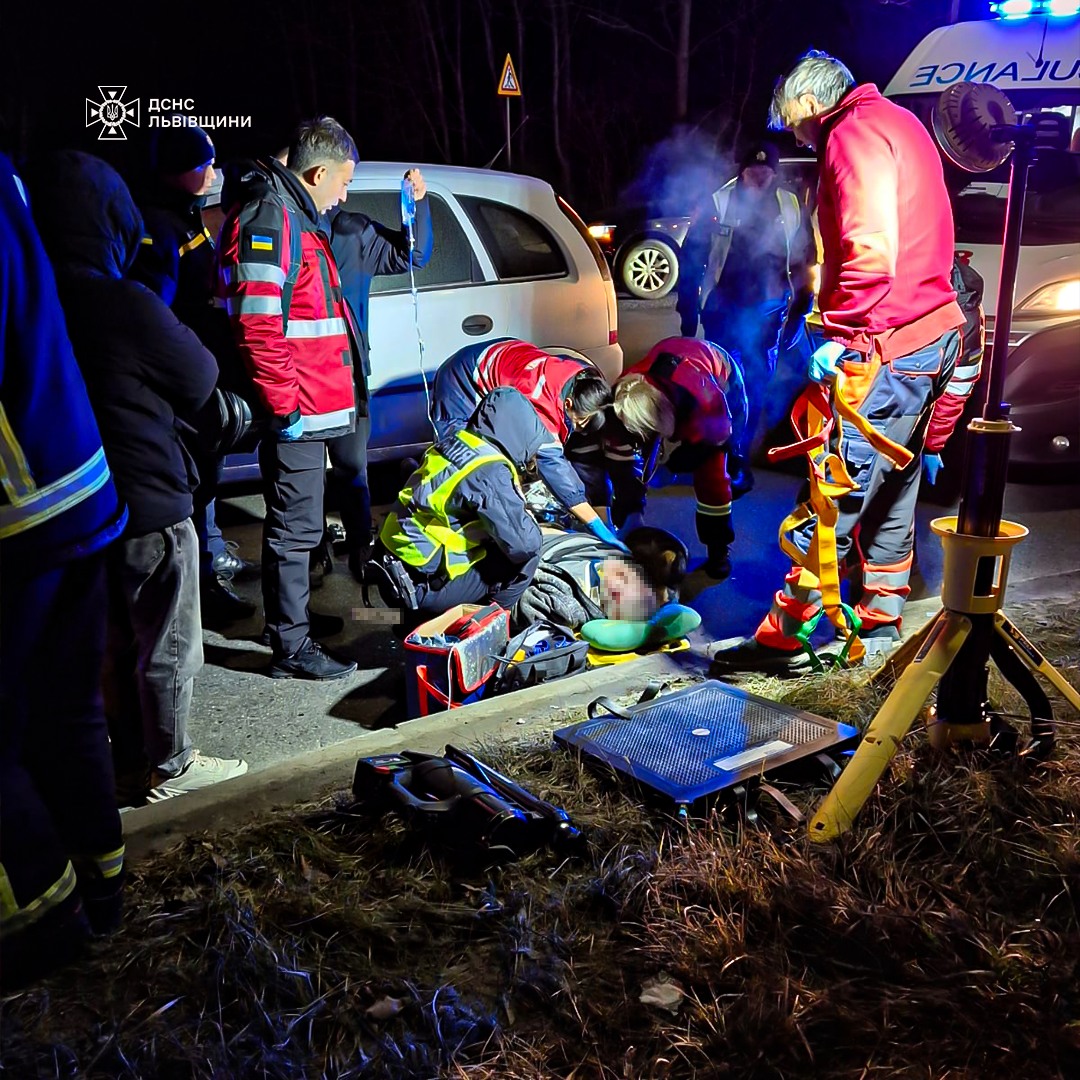 Поблизу Львова авто наїхало на п'яного чоловіка, який лежав на дорозі: деталі смертельної ДТП