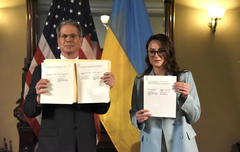 США та Україна підписали угоду про корисні копалини