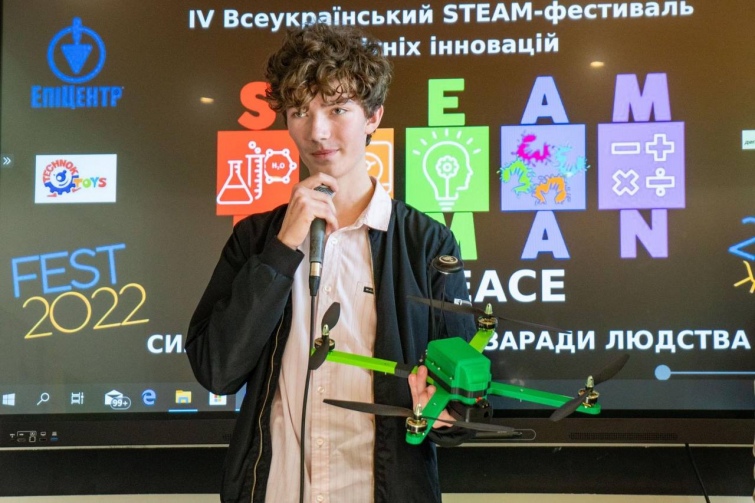 Старшокласник з Івано-Франківська створив військовий дрон для пошуку мін