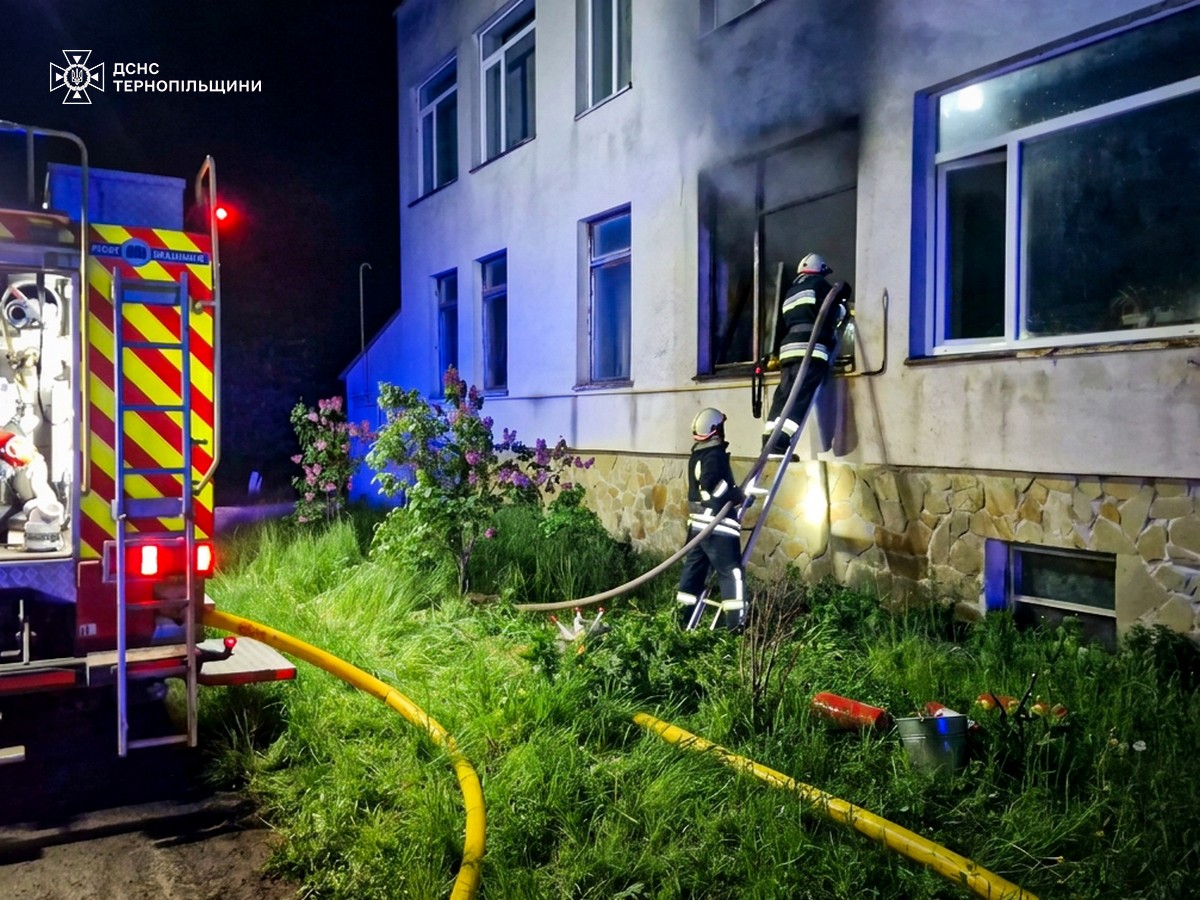 На Тернопільщині вночі горіла школа: що сталося (фото)