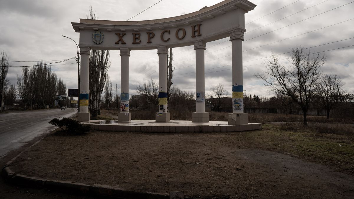 Черговий теракт у Херсоні: російські військові атакували маршрутне таксі, є загиблі та поранені