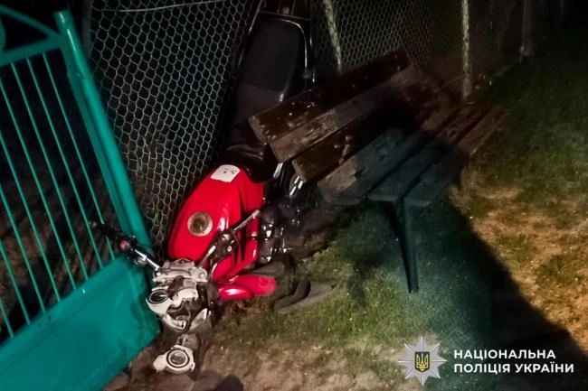 Смертельний віраж на Рівненщині: 28-річний мотоцикліст без шолома влетів у лавку (фото)