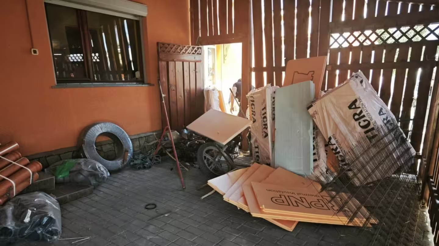На Закарпатті мотоцикліст загинув, врізавшись в будинок: фото аварії