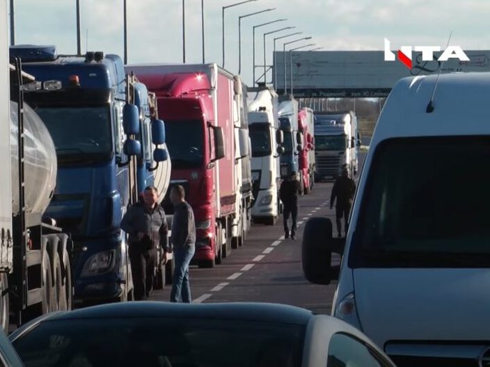 Ситуація на кордоні з Польщею: в чергах перебувають 3700 вантажівок