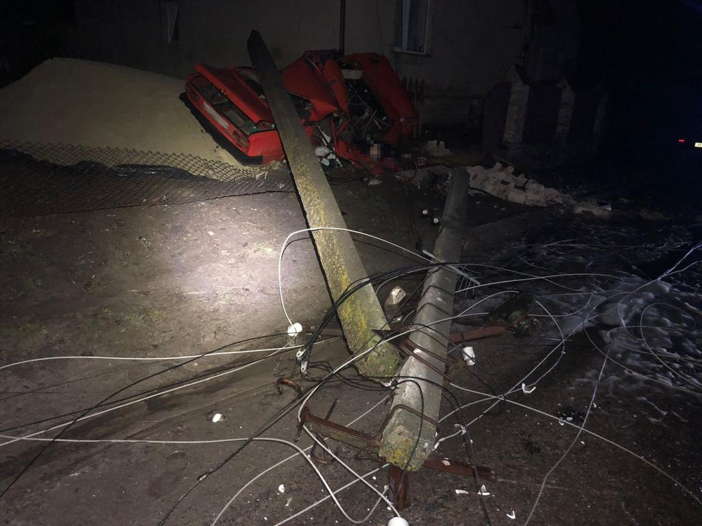 Влетіли в стовп. У ДТП на Львівщині загинув 17-річний юнак, водій – у реанімації