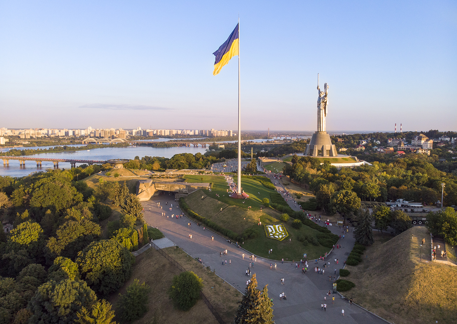 На головному прапорі України встановлять новий тризуб