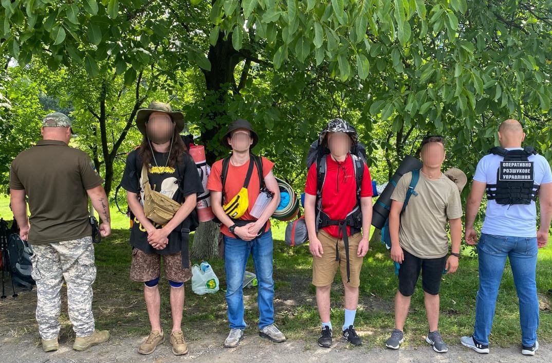 Планували втечу за кордон: у горах на Закарпатті прикордонники затримали чотирьох "туристів"