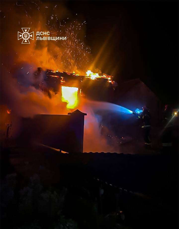 На Львівщині горів дерев’яний будинок: пожежу гасили 13 рятувальників