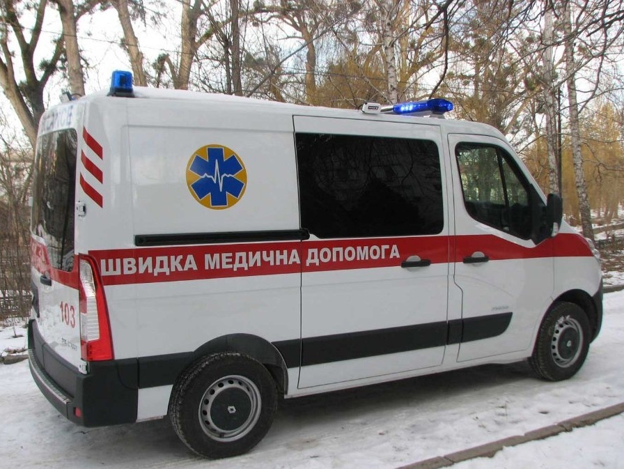 Ожеледиця на Львівщині: рятувальники відбуксирували "швидку"