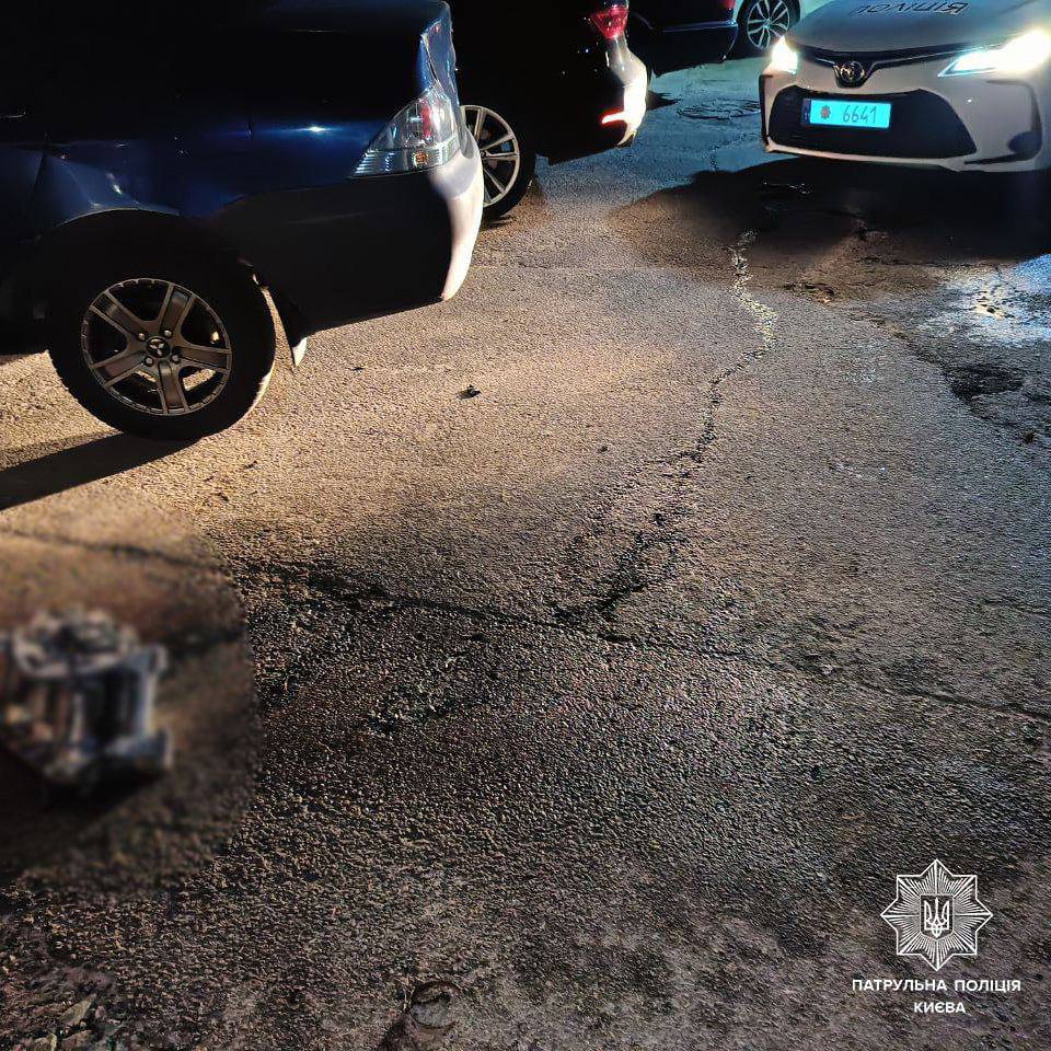 Знайшли біля будинків. Поліція показали уламки "Шахідів", які збили над Києвом