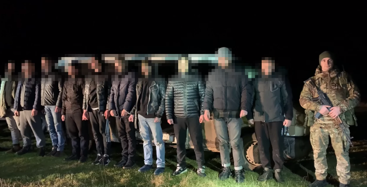 Прикордонники затримали 10 чоловіків, які планували переплисти на човні Дністер