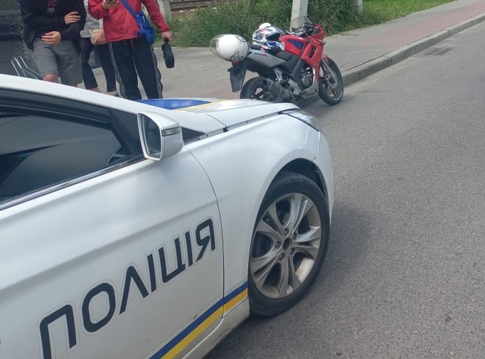 Біля Львова неповнолітній байкер збив 15-річну дівчину
