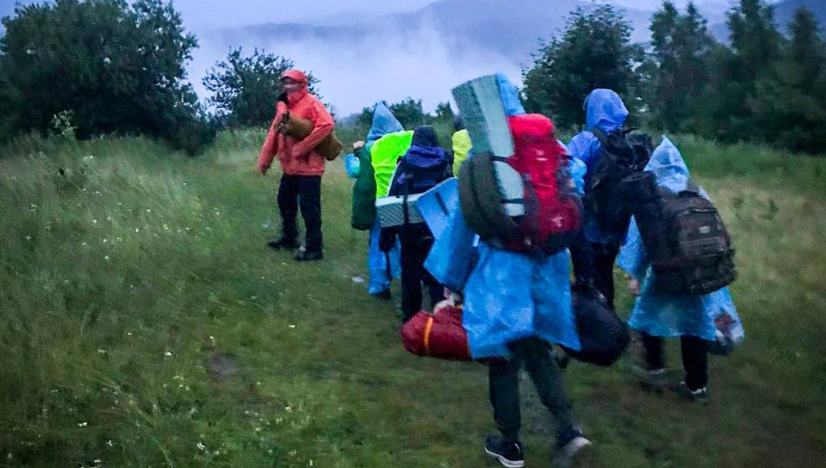 На Львівщині туристична група з 16-ма дітьми застрягла у горах через негоду