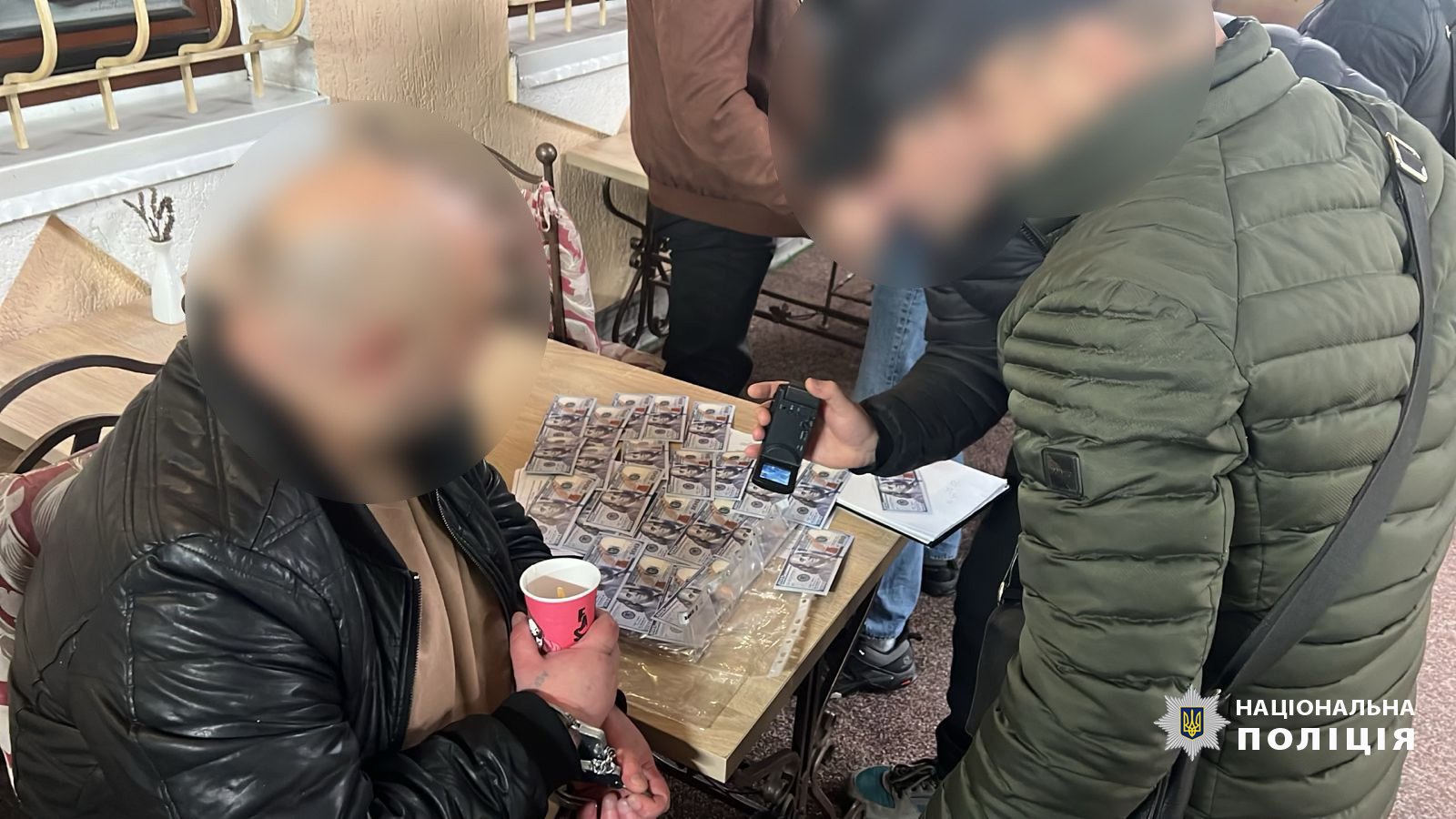"Волонтер" за 13 тисяч доларів: на Львівщині викрили схему виїзду за кордон ухилянтів